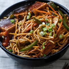 Hot Garlic Noodles With Chilli Paneer
