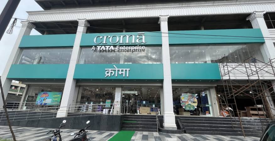 croma laptop store near me